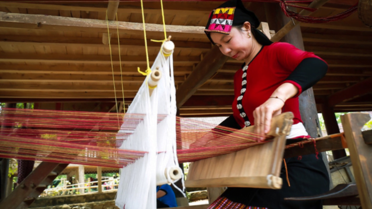Pull the thread and weave cotton fabric